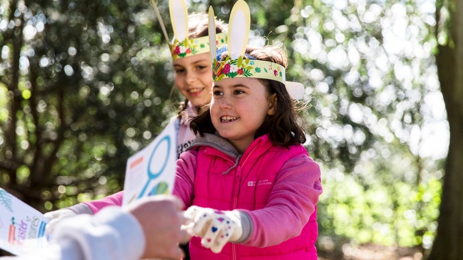 Teulu’n dilyn llwybr y Pasg